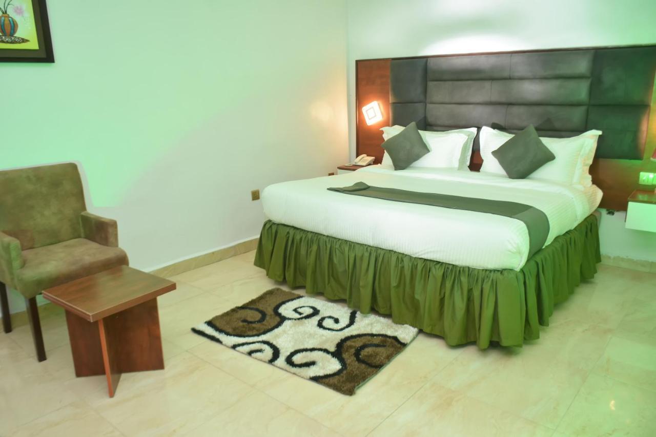 Vacation Villa Hotels And Suites Asaba Bagian luar foto